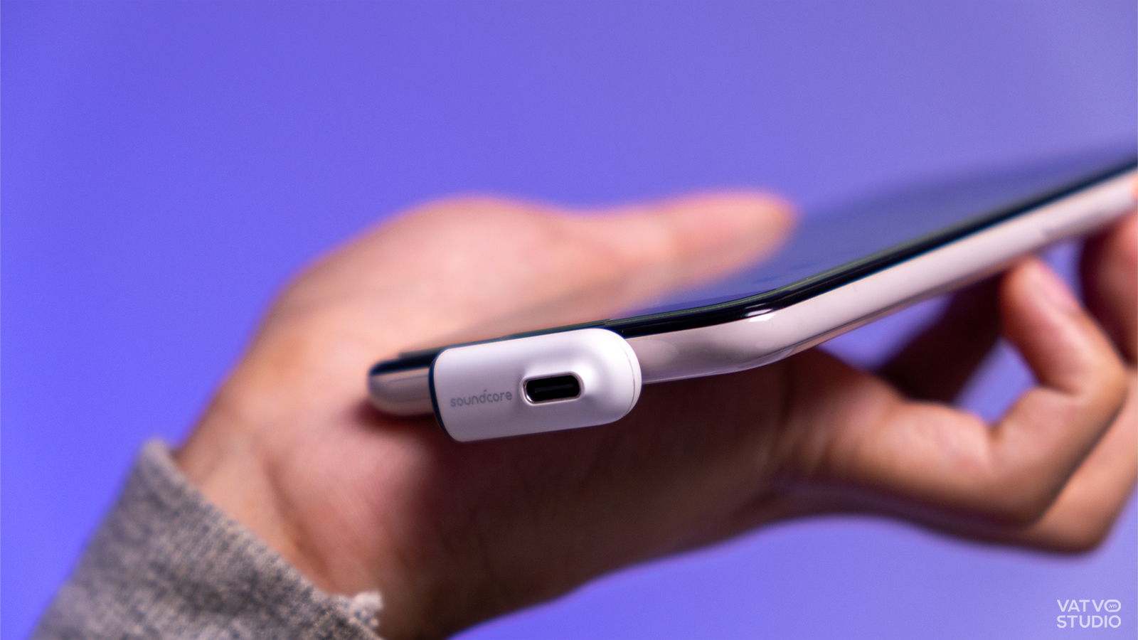 Người dùng có thể cắm cổng sạc vào Dongle để vừa sạc vừa chơi Người dùng có thể cắm cổng sạc vào Dongle để vừa sạc vừa chơi