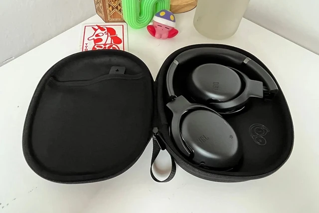Hộp đựng giúp người dùng dễ dàng mang tai nghe khi di chuyển Hộp đựng giúp người dùng dễ dàng mang tai nghe khi di chuyển