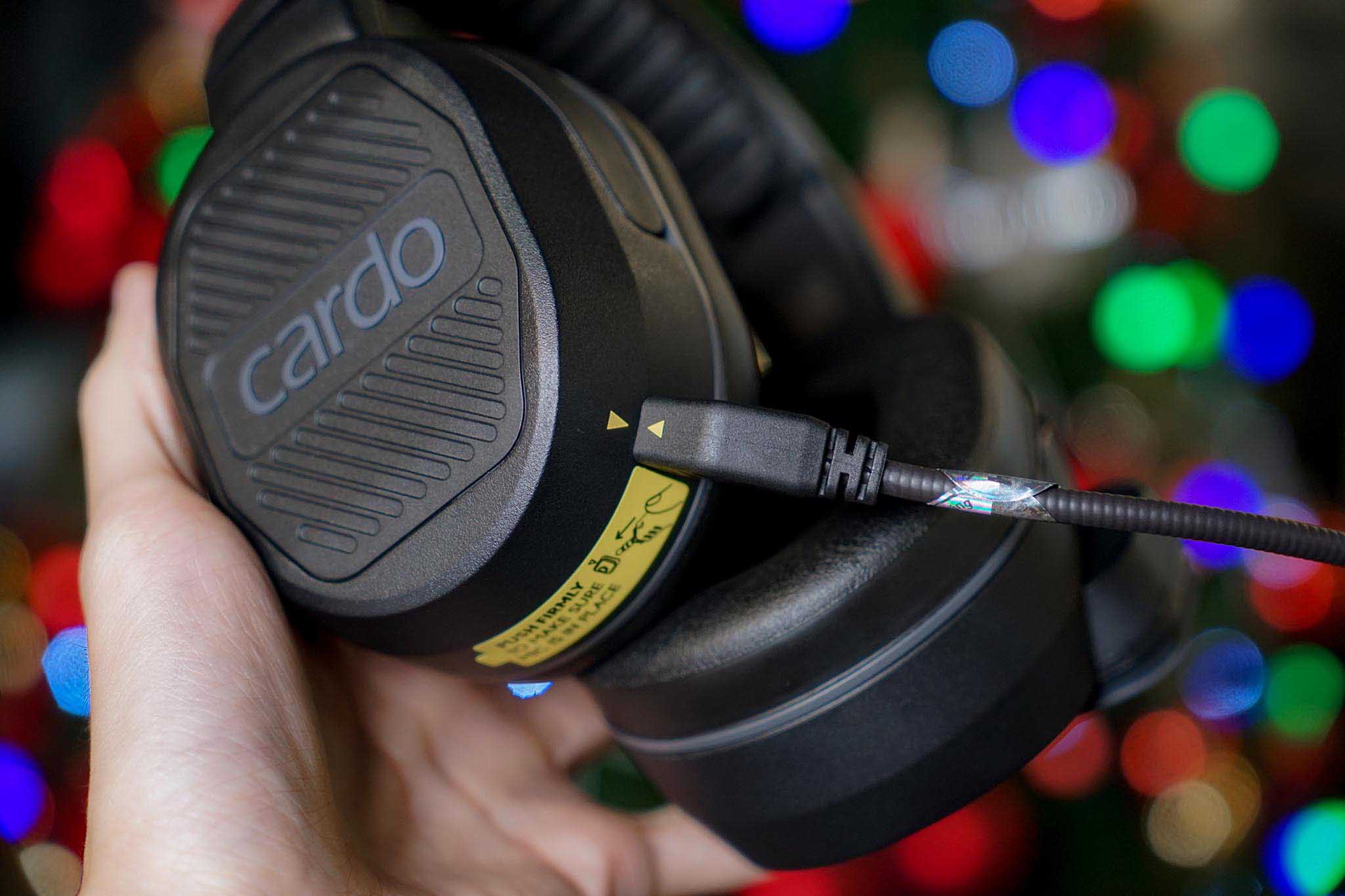 Việc đàm thoại sẽ thông qua mic boom đi kèm và gắn bên dưới phần bên phải tai nghe.