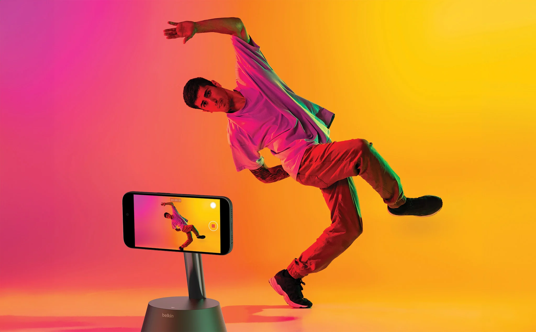 Belkin ra mắt Stand Pro: Đế sạc không dây chuẩn Qi2 kiêm thiết bị theo dõi chuyển động