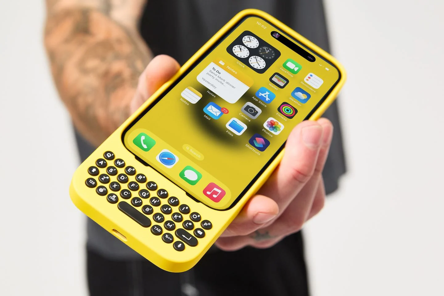 Clicks - case để "biến" iPhone 14 Pro và 15 Pro thành BlackBerry, giá từ 139 USD 